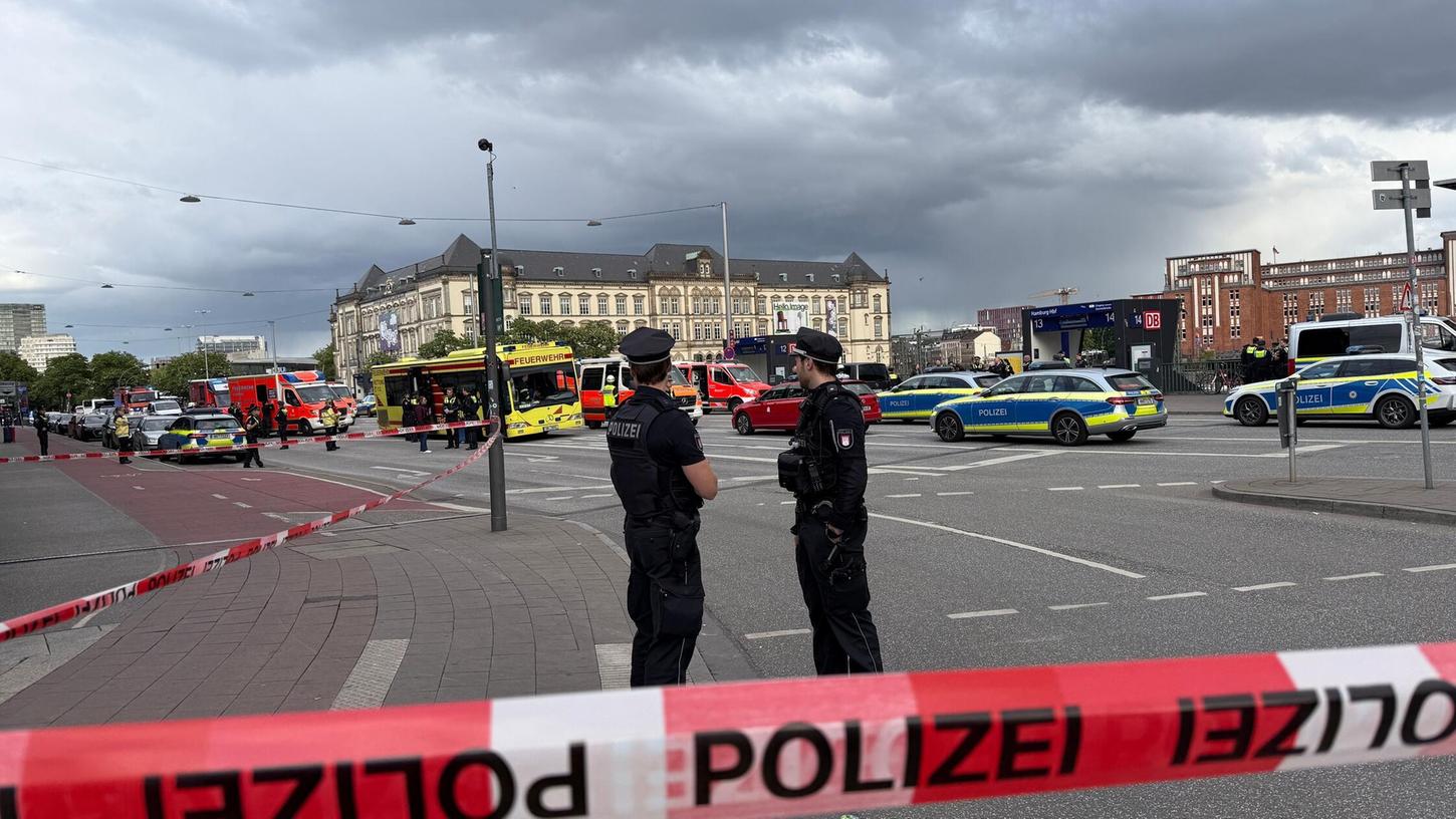 Polizei im Einsatz nahe des Tatorts. Bei einem Messerangriff im Hamburger Hauptbahnhof sind mehrere Menschen schwer verletzt worden. Das berichteten Augenzeugen. Polizei im Einsatz nahe des Tatorts. Bei einem Messerangriff im Hamburger Hauptbahnhof sind mehrere Menschen schwer verletzt worden. Das berichteten Augenzeugen.