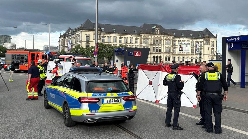 Bei dem Messerangriff auf dem Hamburger Hauptbahnhof sind mehrere Menschen schwer verletzt worden. Bei dem Messerangriff auf dem Hamburger Hauptbahnhof sind mehrere Menschen schwer verletzt worden.