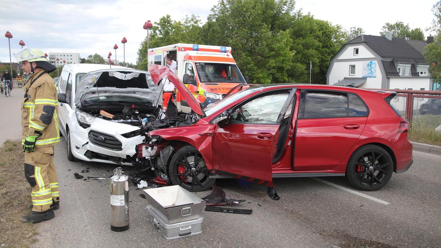 Der Unfallverursacher erlitt durch die Kollision leichte Verletzungen und musste in ein Krankenhaus gebracht werden. Der Unfallverursacher erlitt durch die Kollision leichte Verletzungen und musste in ein Krankenhaus gebracht werden.