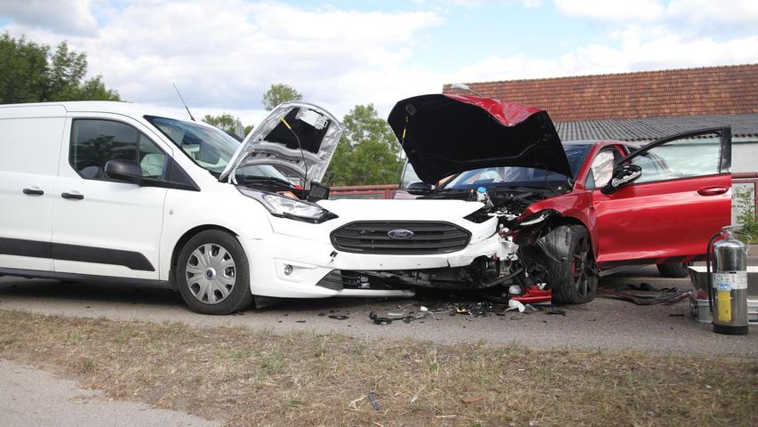 Beide Autos wurden bei dem Aufprall schwer beschädigt. Beide Autos wurden bei dem Aufprall schwer beschädigt.