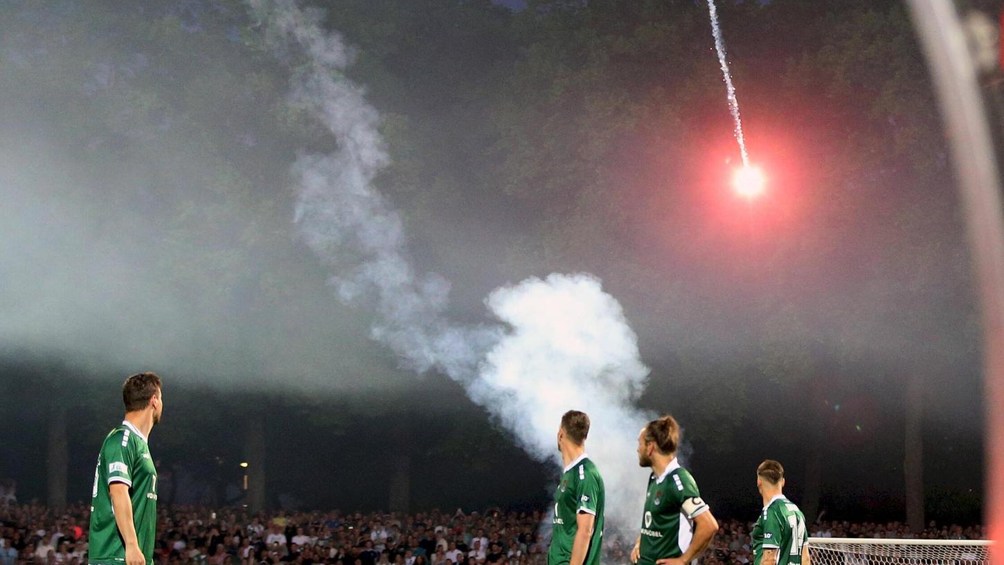 Am 32. Spieltag der Regionalliga in Schweinfurt flogen unter anderem Leuchtraketen aus dem Fanblock der Würzburger aufs Spielfeld. Am 32. Spieltag der Regionalliga in Schweinfurt flogen unter anderem Leuchtraketen aus dem Fanblock der Würzburger aufs Spielfeld.