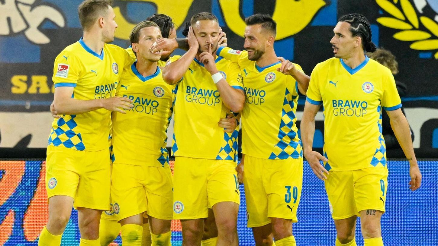 Eintracht Braunschweig hat das Relegationshinspiel zur 2. Bundesliga beim 1. FC Saarbrücken gewonnen. Eintracht Braunschweig hat das Relegationshinspiel zur 2. Bundesliga beim 1. FC Saarbrücken gewonnen.