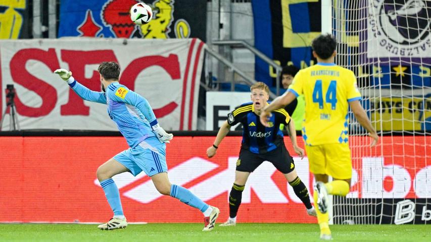 Der Anfang vom Ende für den 1. FC Saarbrücken: Torwart Menzel kann das 0:1 nicht verhindern. Der Anfang vom Ende für den 1. FC Saarbrücken: Torwart Menzel kann das 0:1 nicht verhindern.
