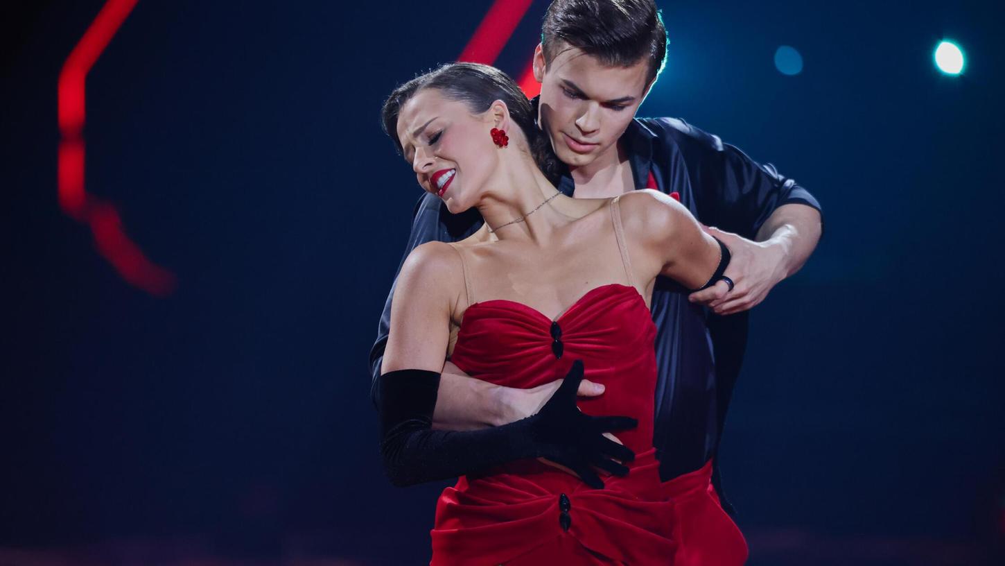 Taliso Engel, Para-Schwimmer aus Nürnberg, und Patricija Ionel, Profitänzerin, im Finale der RTL-Tanzshow «Let's Dance» im Coloneum. Taliso Engel, Para-Schwimmer aus Nürnberg, und Patricija Ionel, Profitänzerin, im Finale der RTL-Tanzshow «Let's Dance» im Coloneum.