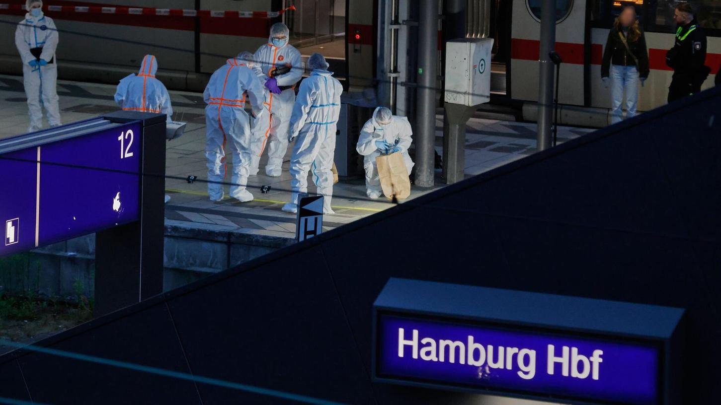 Mehrere Gleise wurden nach dem Messerangriff für den Zugverkehr gesperrt. Mehrere Gleise wurden nach dem Messerangriff für den Zugverkehr gesperrt.