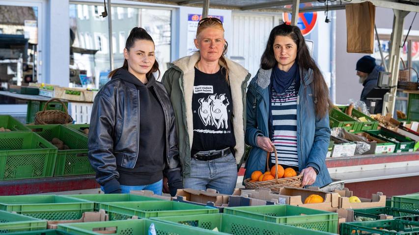 Die Gruppe „Vegan in Viechtach“, zu der Nadine Döring, Birgit Becker und Vera Gögele (l-r) gehören, ist gegen das Schweine-Wettgrillen. (Archivfoto) Die Gruppe „Vegan in Viechtach“, zu der Nadine Döring, Birgit Becker und Vera Gögele (l-r) gehören, ist gegen das Schweine-Wettgrillen. (Archivfoto)