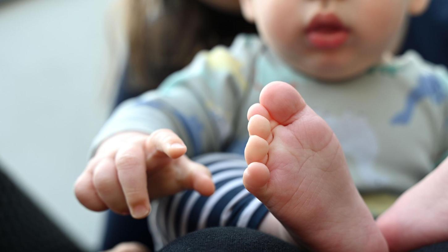 Eltern sind einer Studie zufolge durchschnittlich weniger zufrieden als Kinderlose, empfinden aber mehr Sinn im Leben (Archivbild). Eltern sind einer Studie zufolge durchschnittlich weniger zufrieden als Kinderlose, empfinden aber mehr Sinn im Leben (Archivbild).