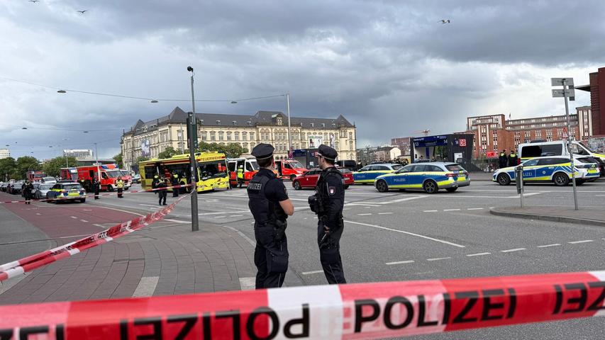 Der Hamburger Hauptbahnhof war nach dem Messerangriff weiträumig abgesperrt. Der Hamburger Hauptbahnhof war nach dem Messerangriff weiträumig abgesperrt.