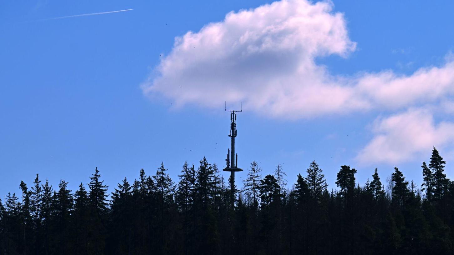 Hier gibt es Handynetz - anderswo fehlen hingegen noch Mobilfunkmasten im Wald, an Wiesen oder an Bauernhöfen. (Symbolbild) Hier gibt es Handynetz - anderswo fehlen hingegen noch Mobilfunkmasten im Wald, an Wiesen oder an Bauernhöfen. (Symbolbild)