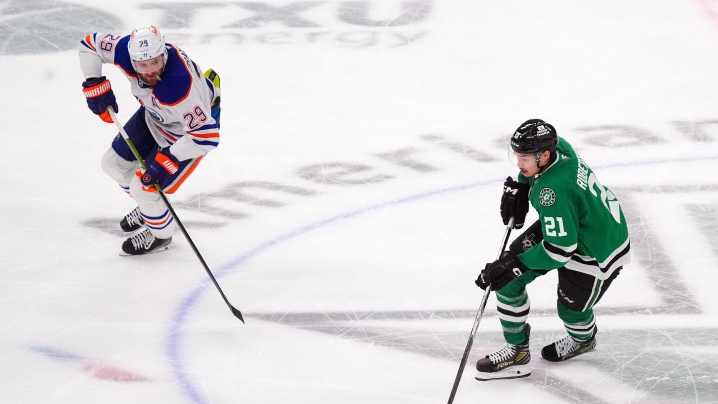 Leon Draisaitl (links) legte beim Sieg gegen die Dallas Stars seinen 13. Assist für die Edmonton Oilers in den laufenden Playoffs auf. Leon Draisaitl (links) legte beim Sieg gegen die Dallas Stars seinen 13. Assist für die Edmonton Oilers in den laufenden Playoffs auf.