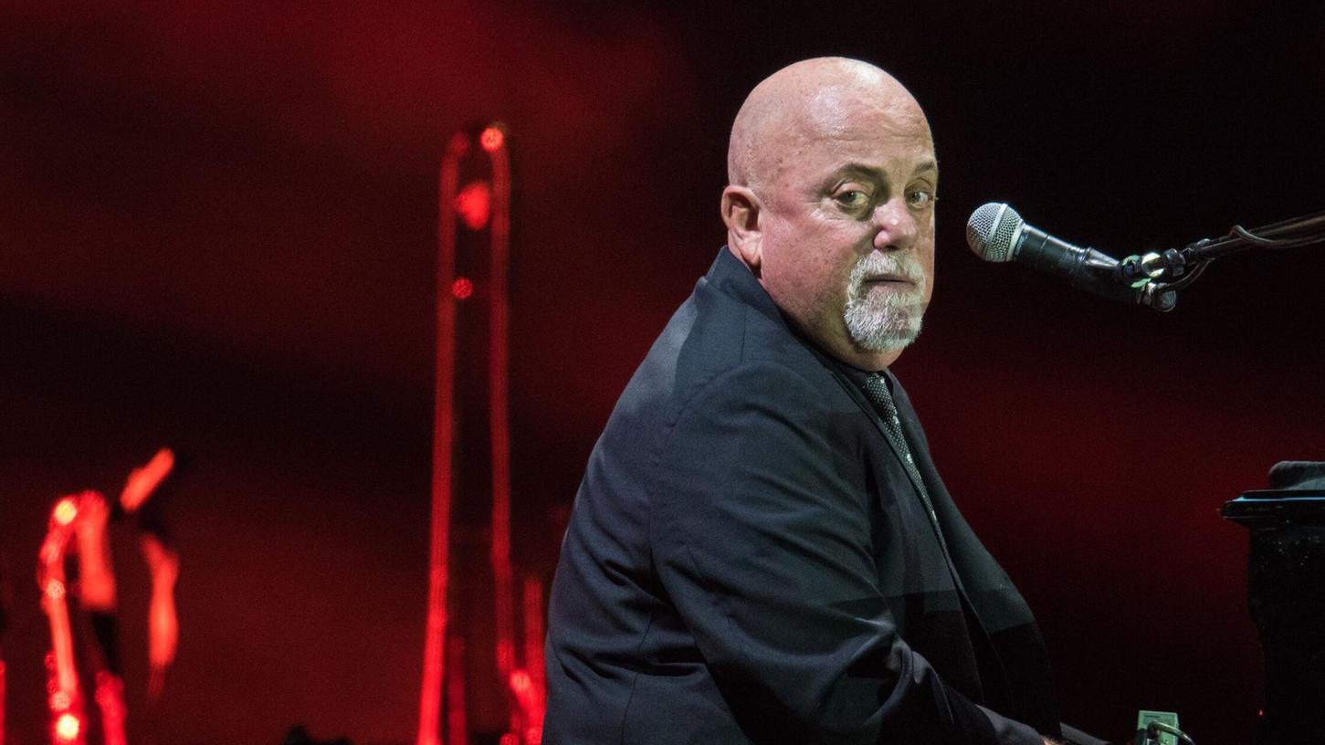 Billy Joel, Sänger und Pianist aus den USA, singt bei einem Konzert in der Commerzbank-Arena in Frankfurt am Main im September 2016. Billy Joel, Sänger und Pianist aus den USA, singt bei einem Konzert in der Commerzbank-Arena in Frankfurt am Main im September 2016.