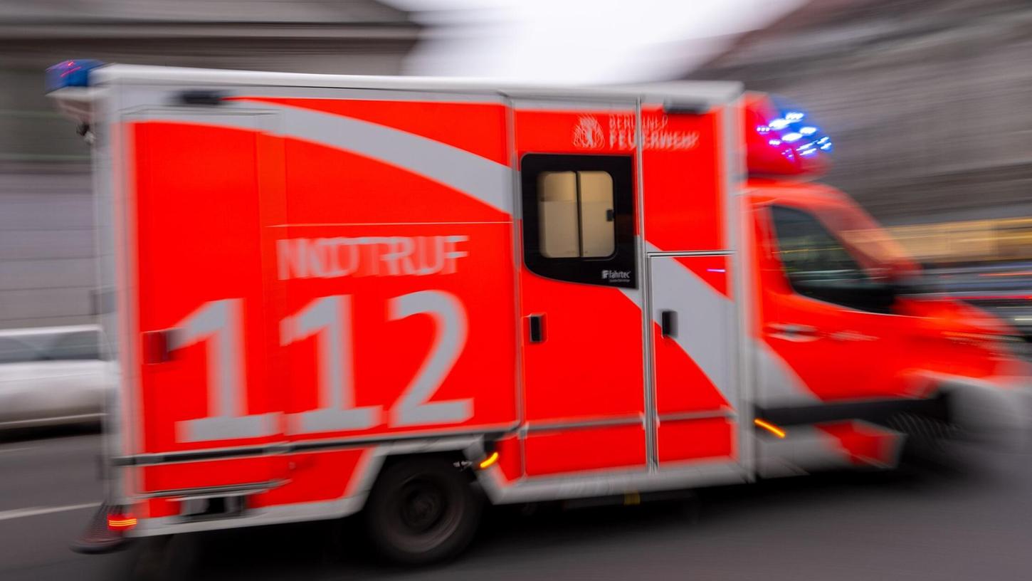 Hierbei übersah sie einen 62 Jahre alten Autofahrer, der gerade vorfahrtsberechtigt auf der B8 unterwegs war. (Symbolbild) Hierbei übersah sie einen 62 Jahre alten Autofahrer, der gerade vorfahrtsberechtigt auf der B8 unterwegs war. (Symbolbild)