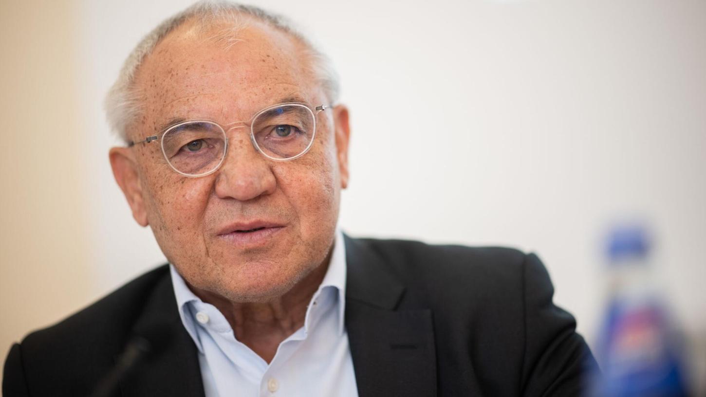 HSV-Legende Felix Magath erhält Unterstützung von Fans. HSV-Legende Felix Magath erhält Unterstützung von Fans.