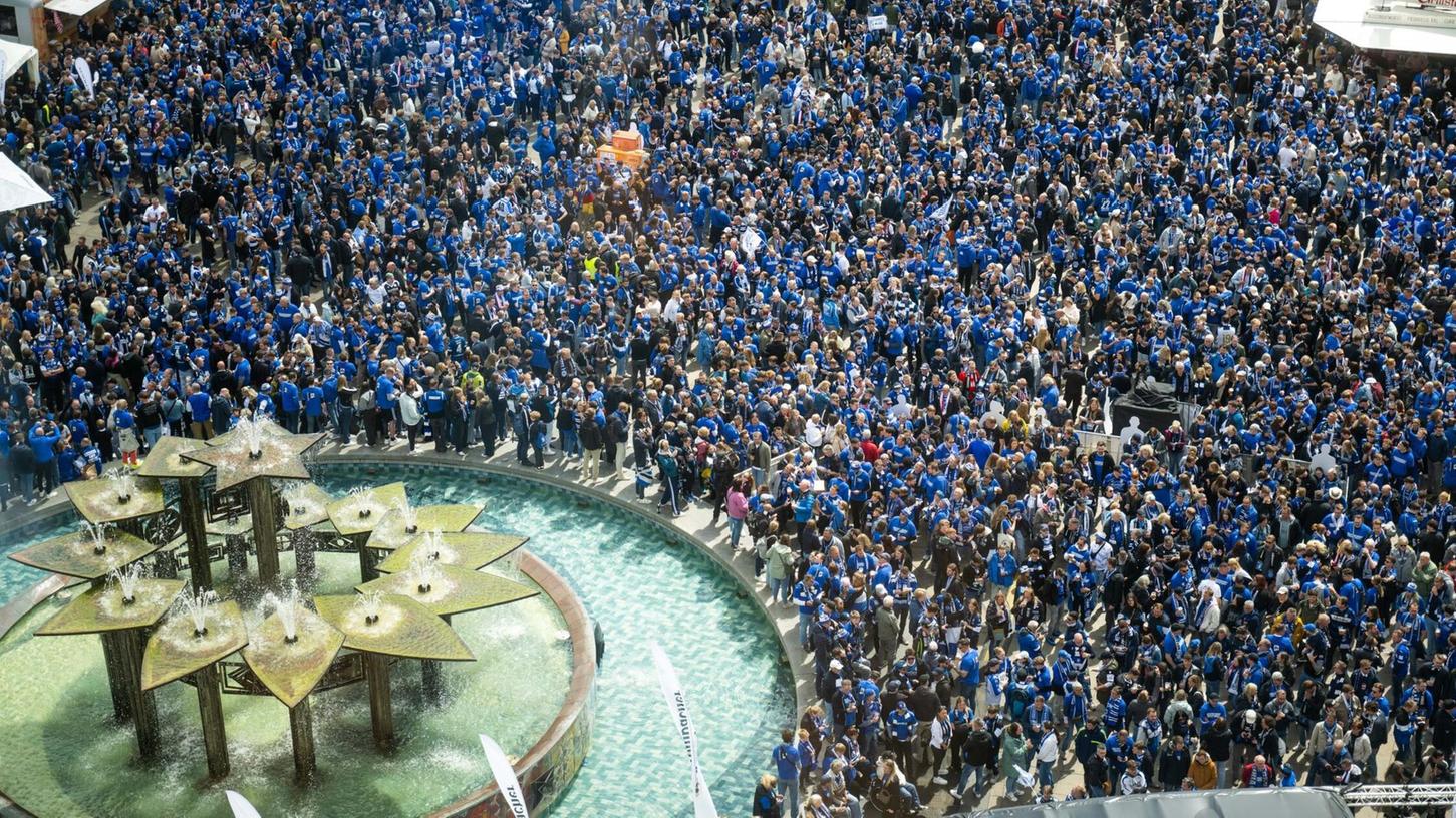 Die Bielefelder Fans feierten schon früh und zahlreich am Tag des Pokalfinals Die Bielefelder Fans feierten schon früh und zahlreich am Tag des Pokalfinals