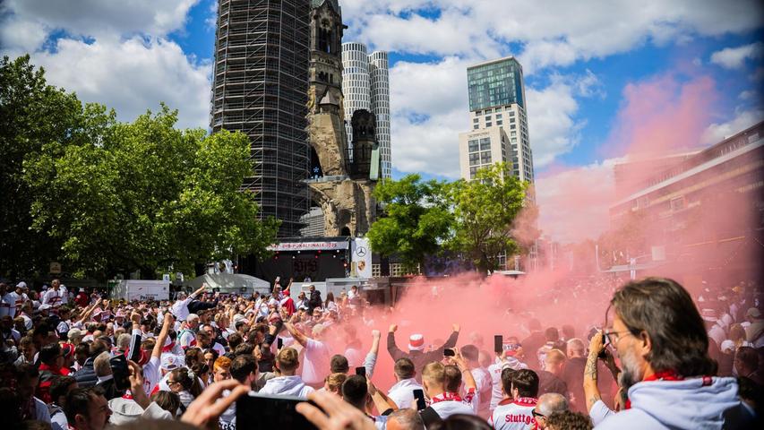 Die Anhänger des VfB Stuttgart feiern am Breitscheidplatz. Die Anhänger des VfB Stuttgart feiern am Breitscheidplatz.