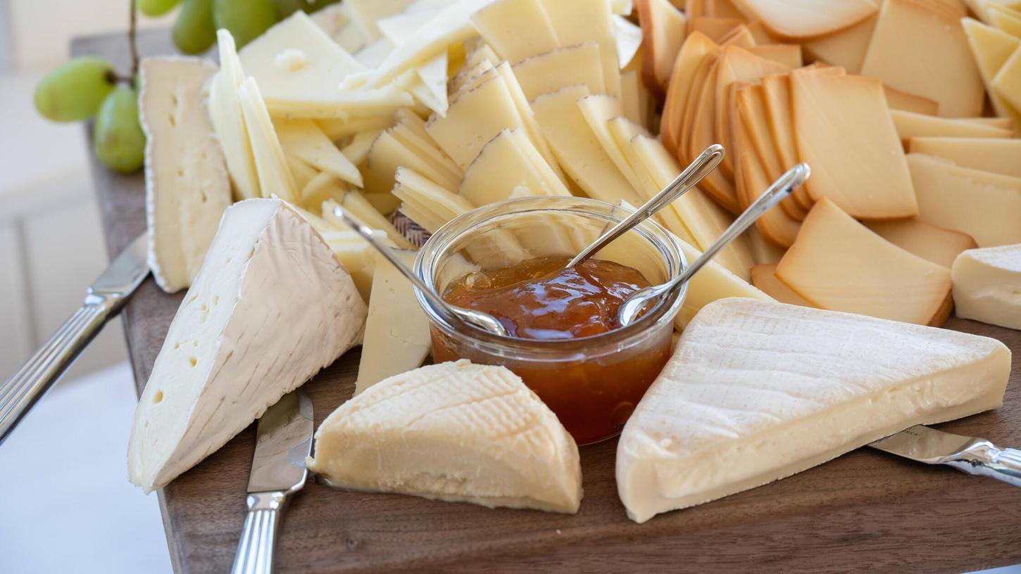 Der Hersteller ruft einen Brie-Käse zurück (Symbolbild). Der Hersteller ruft einen Brie-Käse zurück (Symbolbild).