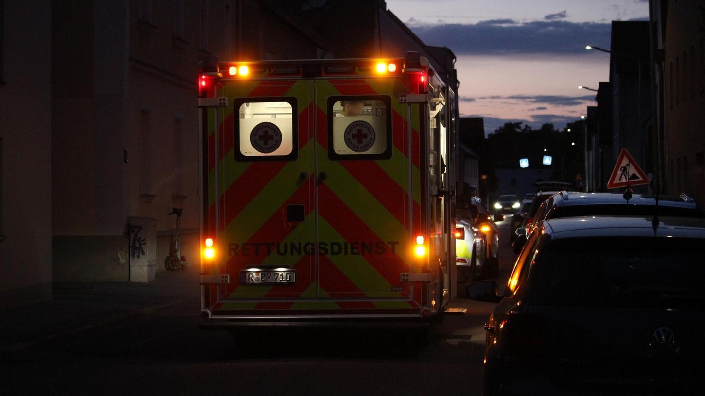 Ein Beziehungsstreit eskalierte am Samstagabend (23.05.2025) im Regensburger Stadtteil Reinhausen. Eine 34-jährige Frau wurde leicht verletzt. Ein Beziehungsstreit eskalierte am Samstagabend (23.05.2025) im Regensburger Stadtteil Reinhausen. Eine 34-jährige Frau wurde leicht verletzt.
