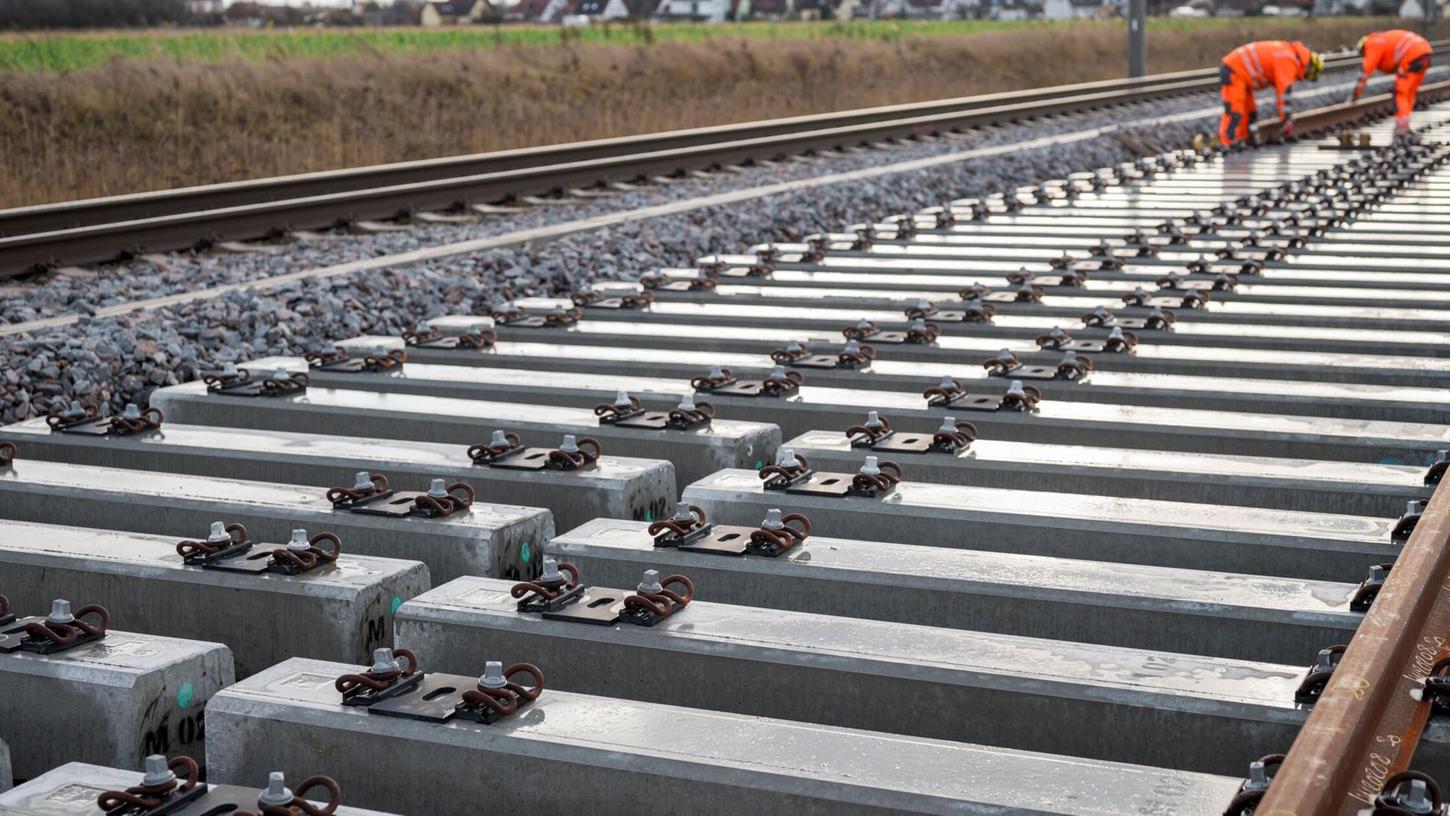 Arbeiter verlegen Gleise an einer Bahnbaustelle der ICE-Strecke zwischen Nürnberg und Bamberg (Symbolfoto). Arbeiter verlegen Gleise an einer Bahnbaustelle der ICE-Strecke zwischen Nürnberg und Bamberg (Symbolfoto).