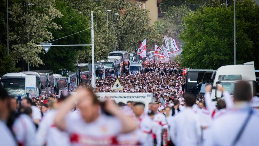 Tausende VfB-Fans zogen Richtung Stadion. Tausende VfB-Fans zogen Richtung Stadion.
