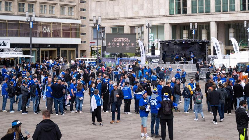 Schon früh feiern Bielefelder Fans auf dem Alexanderplatz Schon früh feiern Bielefelder Fans auf dem Alexanderplatz