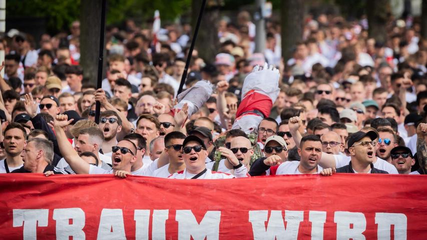 Mit Schlachtrufen näherten sich die Fans dem Stadion. Mit Schlachtrufen näherten sich die Fans dem Stadion.