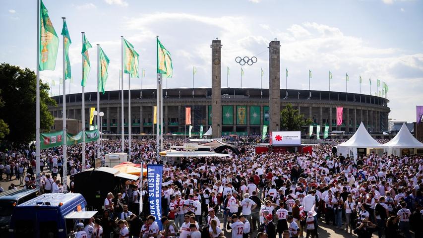 Beide Fangruppen kamen am späten Nachmittag am Olympiastadion an. Beide Fangruppen kamen am späten Nachmittag am Olympiastadion an.