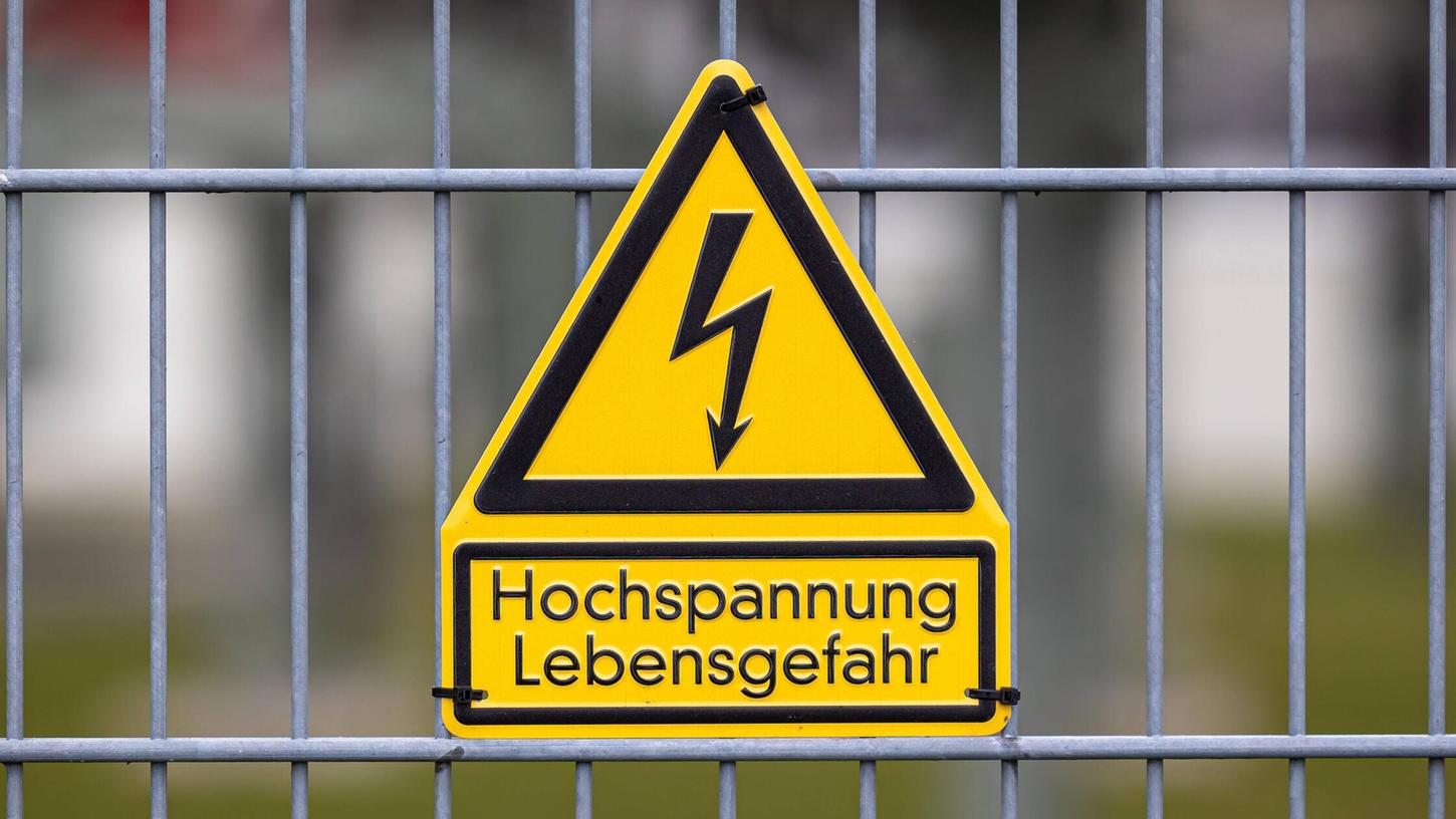 In Erlangen hat ein Mann in einem Industriebetrieb einen leichten Stromschlag erlitten. (Symbolbild) In Erlangen hat ein Mann in einem Industriebetrieb einen leichten Stromschlag erlitten. (Symbolbild)