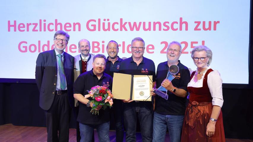 Die Langenzenner Lahma Bräu wurde im Münchner Löwenbräu-Keller vom Bayerischen Brauerbund und vom Gaststättenverband Dehoga Bayern mit der "Goldenen BierIdee" ausgezeichnet. Hier mit Brauer-Präsident Georg Schneider (l.) und Angela Inselkammer, Präsidentin Dehoga Bayern. Die Langenzenner Lahma Bräu wurde im Münchner Löwenbräu-Keller vom Bayerischen Brauerbund und vom Gaststättenverband Dehoga Bayern mit der "Goldenen BierIdee" ausgezeichnet. Hier mit Brauer-Präsident Georg Schneider (l.) und Angela Inselkammer, Präsidentin Dehoga Bayern.