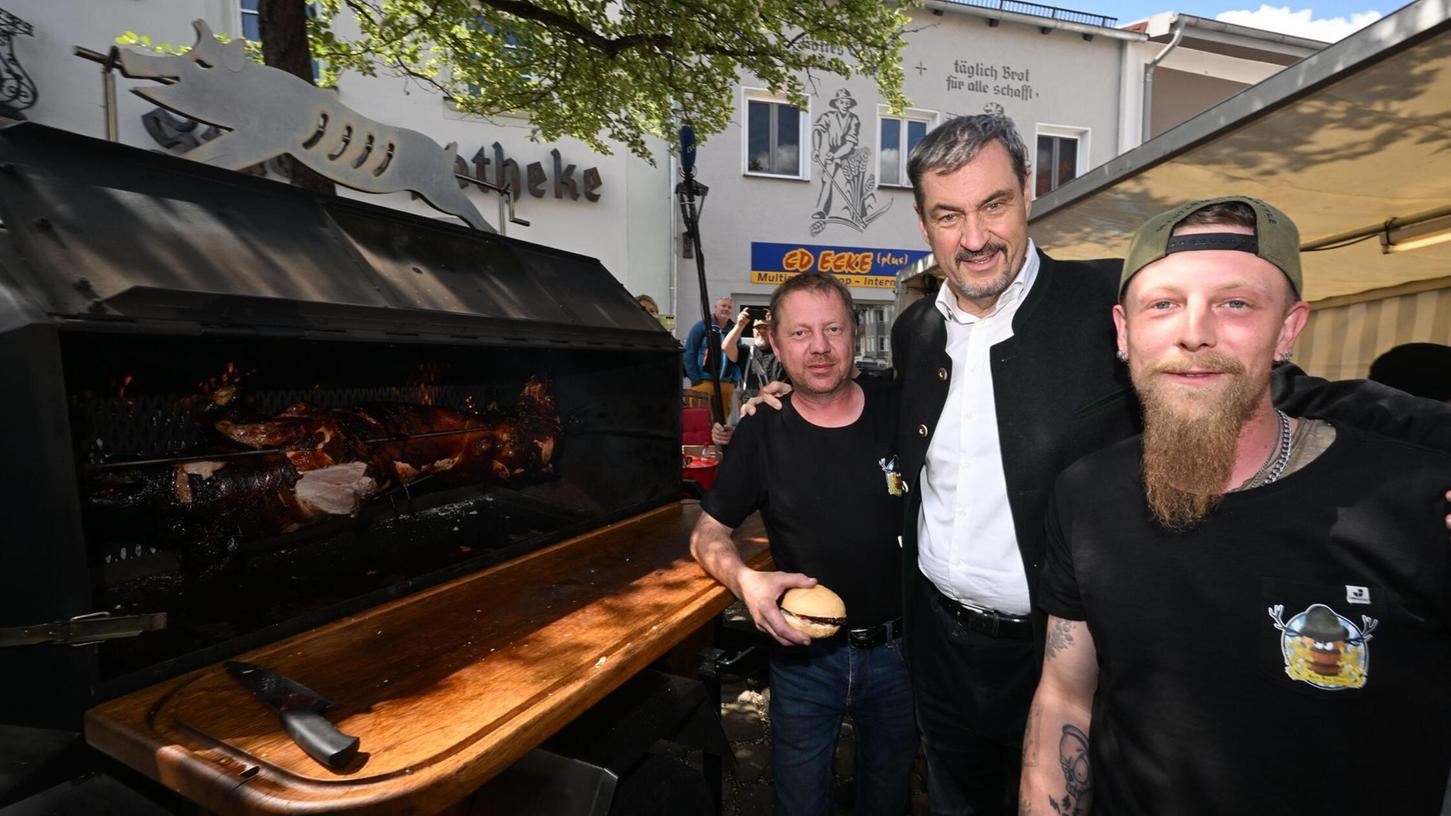 Ministerpräsident Söder am Schweinegrill. Ministerpräsident Söder am Schweinegrill.