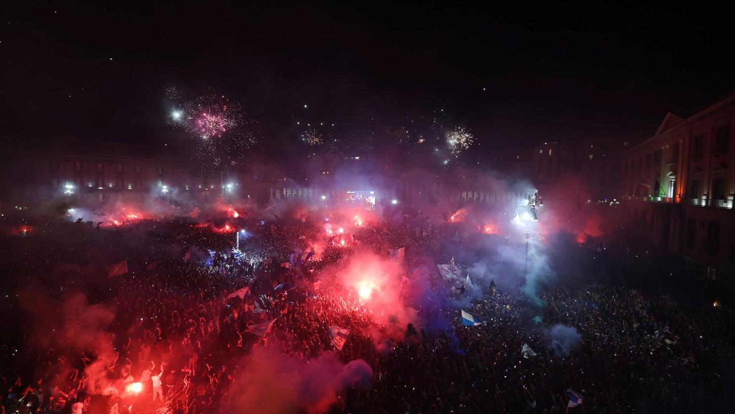 Neapels Fußballfans feiern den Meistertitel in Italien Neapels Fußballfans feiern den Meistertitel in Italien