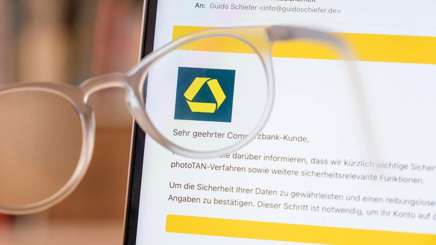 Betrügerische Phishing email auf einem Laptop, die eine angebliche Aktivität bei einem Konto der Commerzbank meldet. (Symbolbild) Betrügerische Phishing email auf einem Laptop, die eine angebliche Aktivität bei einem Konto der Commerzbank meldet. (Symbolbild)