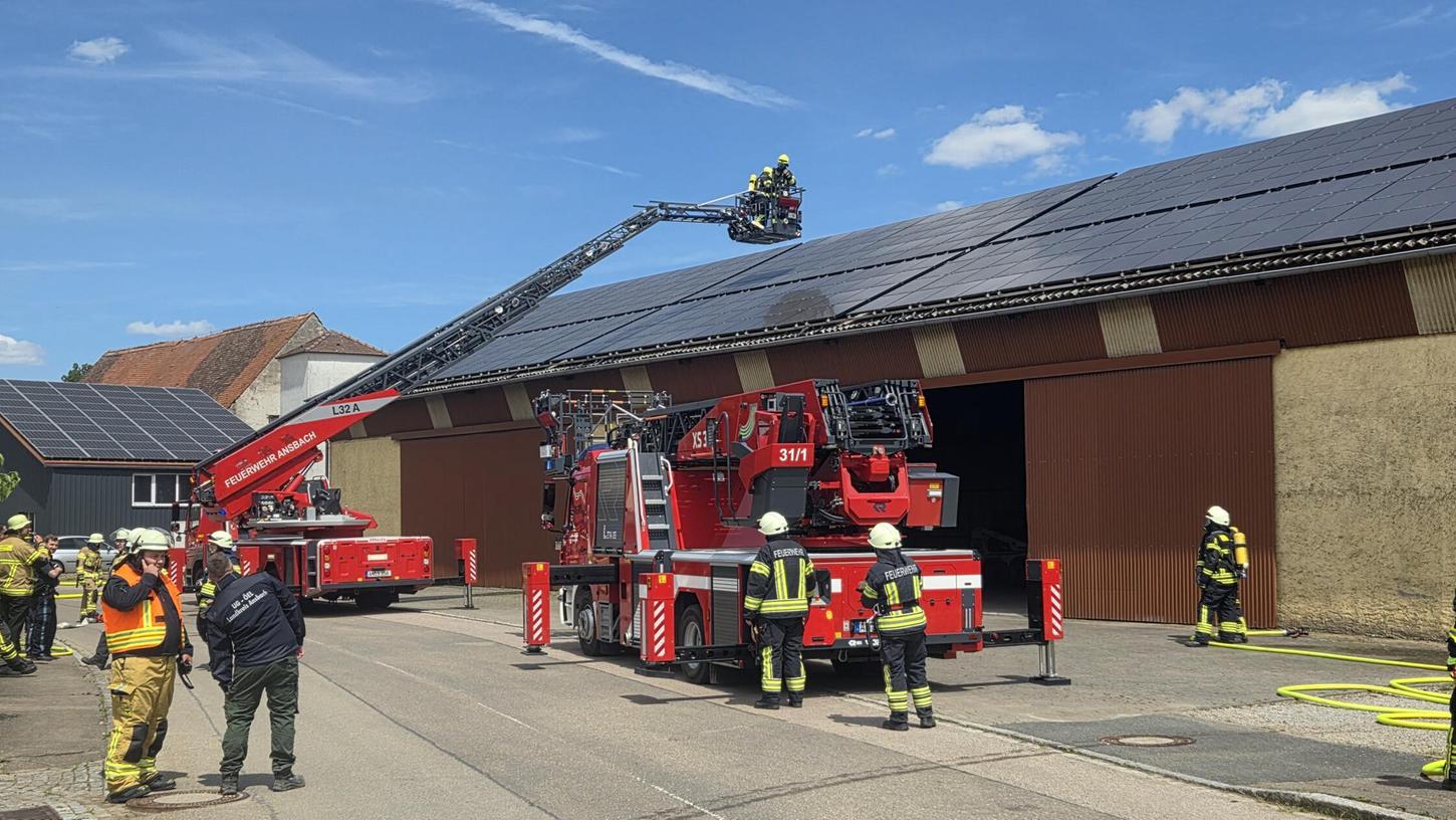 Eine Photovoltaik-Anlage hat am Samstag, 24. Mai, in Oberheßbach (Landkreis Ansbach) Feuer gefangen. Eine Photovoltaik-Anlage hat am Samstag, 24. Mai, in Oberheßbach (Landkreis Ansbach) Feuer gefangen.
