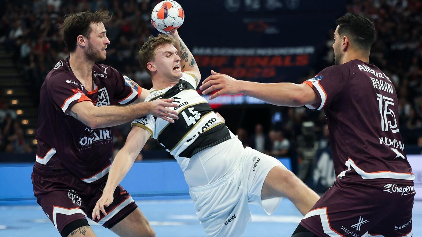 Kiels Emil Madsen (M) wird von Montpeliers Veron Nacinovic am Wurf gehindert. Kiels Emil Madsen (M) wird von Montpeliers Veron Nacinovic am Wurf gehindert.