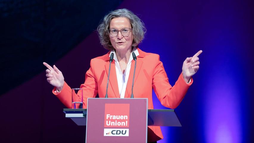 Nordrhein-Westfalens Ministerin für Heimat, Kommunales, Bau und Digitalisierung, Ina Scharrenbach, bei ihrer Antrittsrede. Nordrhein-Westfalens Ministerin für Heimat, Kommunales, Bau und Digitalisierung, Ina Scharrenbach, bei ihrer Antrittsrede.