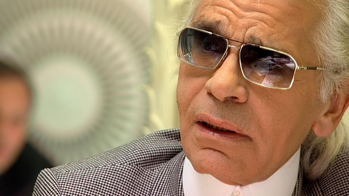 Karl Lagerfeld, mal nicht im schwarzen Outfit, aber mit der gerunzelten Stirn der Skepsis und der Ironie. Karl Lagerfeld, mal nicht im schwarzen Outfit, aber mit der gerunzelten Stirn der Skepsis und der Ironie.