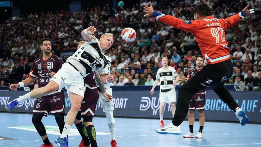 Kiels Patrick Wiencek (l) trifft gegen Montpeliers Torwart Remi Desbonnet. Kiels Patrick Wiencek (l) trifft gegen Montpeliers Torwart Remi Desbonnet.