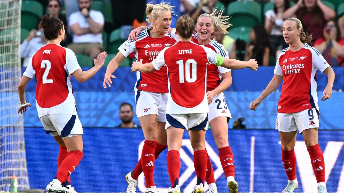 Die Arsenal-Fußballerinnen jubeln über ihren Führungstreffer Die Arsenal-Fußballerinnen jubeln über ihren Führungstreffer