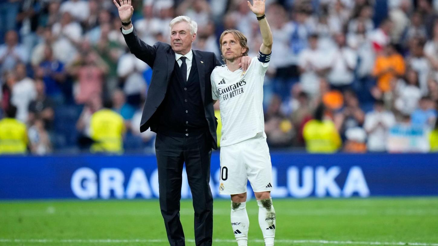 Trainer Carlo Ancelotti (l) und Luka Modrić bei ihrem letzten Spiel im Bernabeu. Trainer Carlo Ancelotti (l) und Luka Modrić bei ihrem letzten Spiel im Bernabeu.