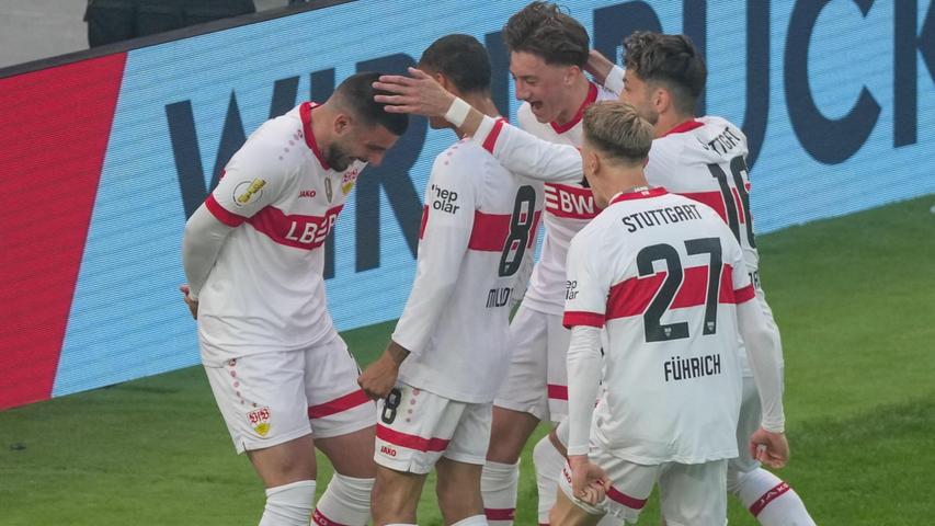 Deniz Undav freut sich mit seinen Teamkollegen über das 3:0. Deniz Undav freut sich mit seinen Teamkollegen über das 3:0.
