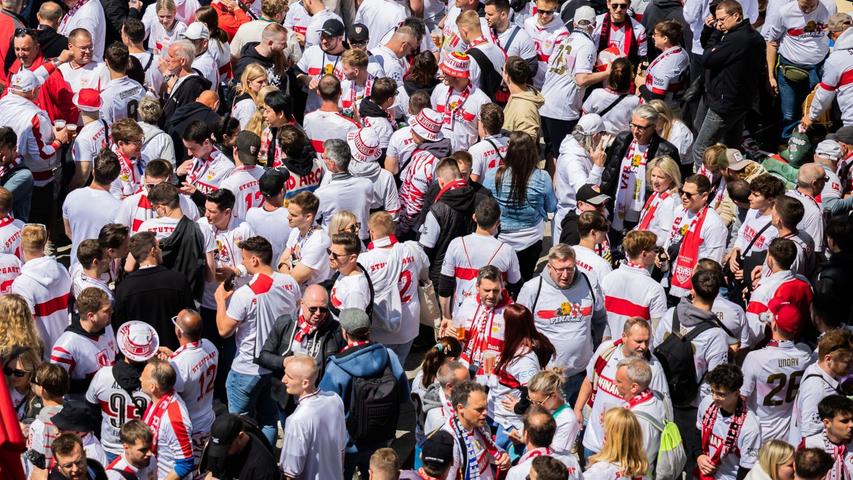 Die Fans stimmten sich schon Stunden zuvor auf das Endspiel ein. Die Fans stimmten sich schon Stunden zuvor auf das Endspiel ein.