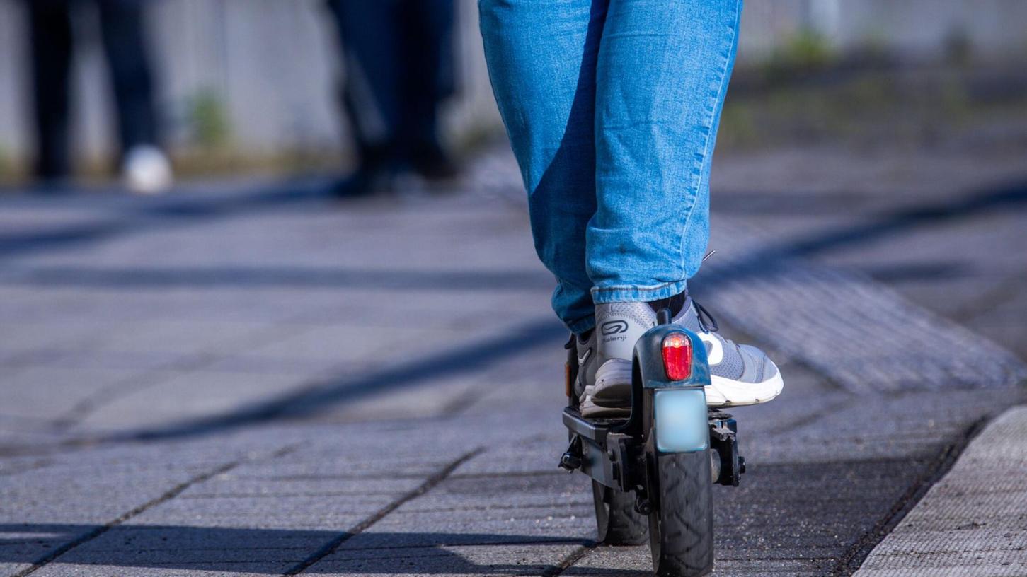 Der Junge war auf einem E-Scooter unterwegs und wurde lebensgefährlich verletzt. (Symbolbild) Der Junge war auf einem E-Scooter unterwegs und wurde lebensgefährlich verletzt. (Symbolbild)
