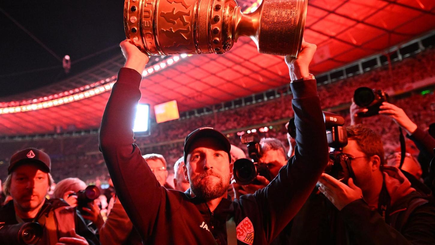 VfB-Trainer Sebastian Hoeneß wäre mit dem It-Piece DFB-Pokal sicherlich eine Erscheinung an der berüchtigten Tür des Berliner Clubs Berghain. VfB-Trainer Sebastian Hoeneß wäre mit dem It-Piece DFB-Pokal sicherlich eine Erscheinung an der berüchtigten Tür des Berliner Clubs Berghain.