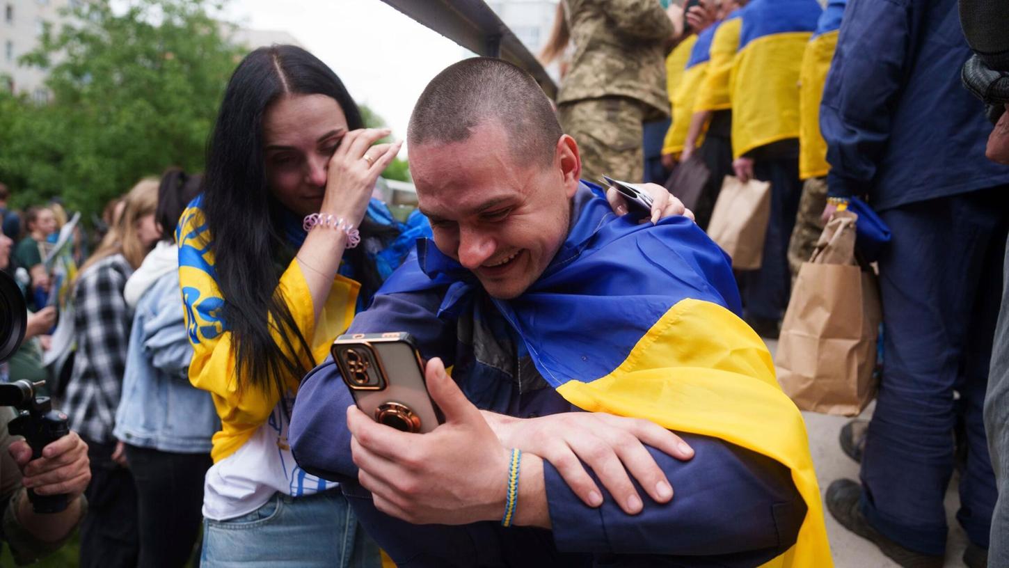 Die Ukraine hat in einer zweiten Etappe des bisher größten Austauschs von Kriegsgefangenen von Russland 307 Verteidiger zurückerhalten. Die Ukraine hat in einer zweiten Etappe des bisher größten Austauschs von Kriegsgefangenen von Russland 307 Verteidiger zurückerhalten.