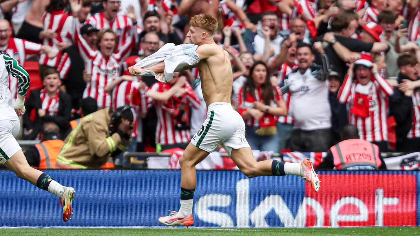 Trikot runter: Tom Watson jubelt über seinen Siegtreffer für Sunderland. Trikot runter: Tom Watson jubelt über seinen Siegtreffer für Sunderland.