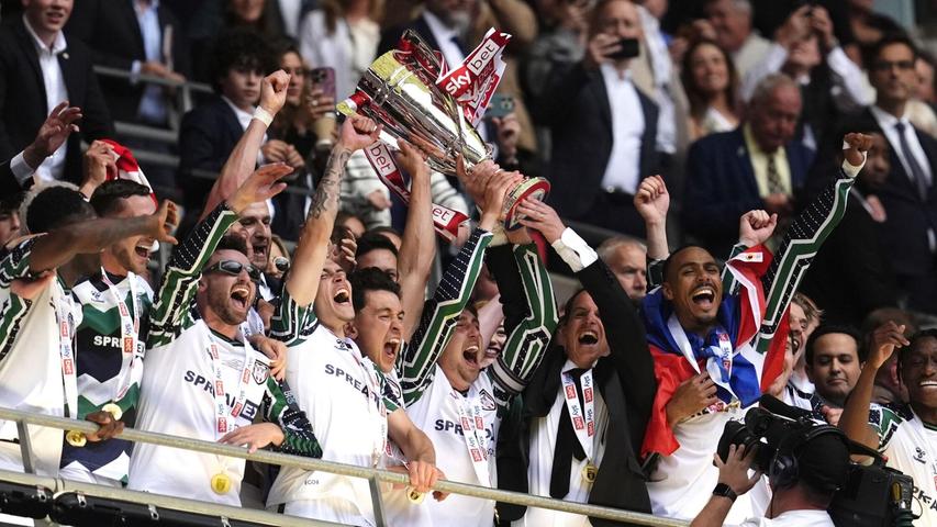 Zum Aufstieg gab es auf der Tribüne des Wembley-Stadions auch einen Pokal. Zum Aufstieg gab es auf der Tribüne des Wembley-Stadions auch einen Pokal.
