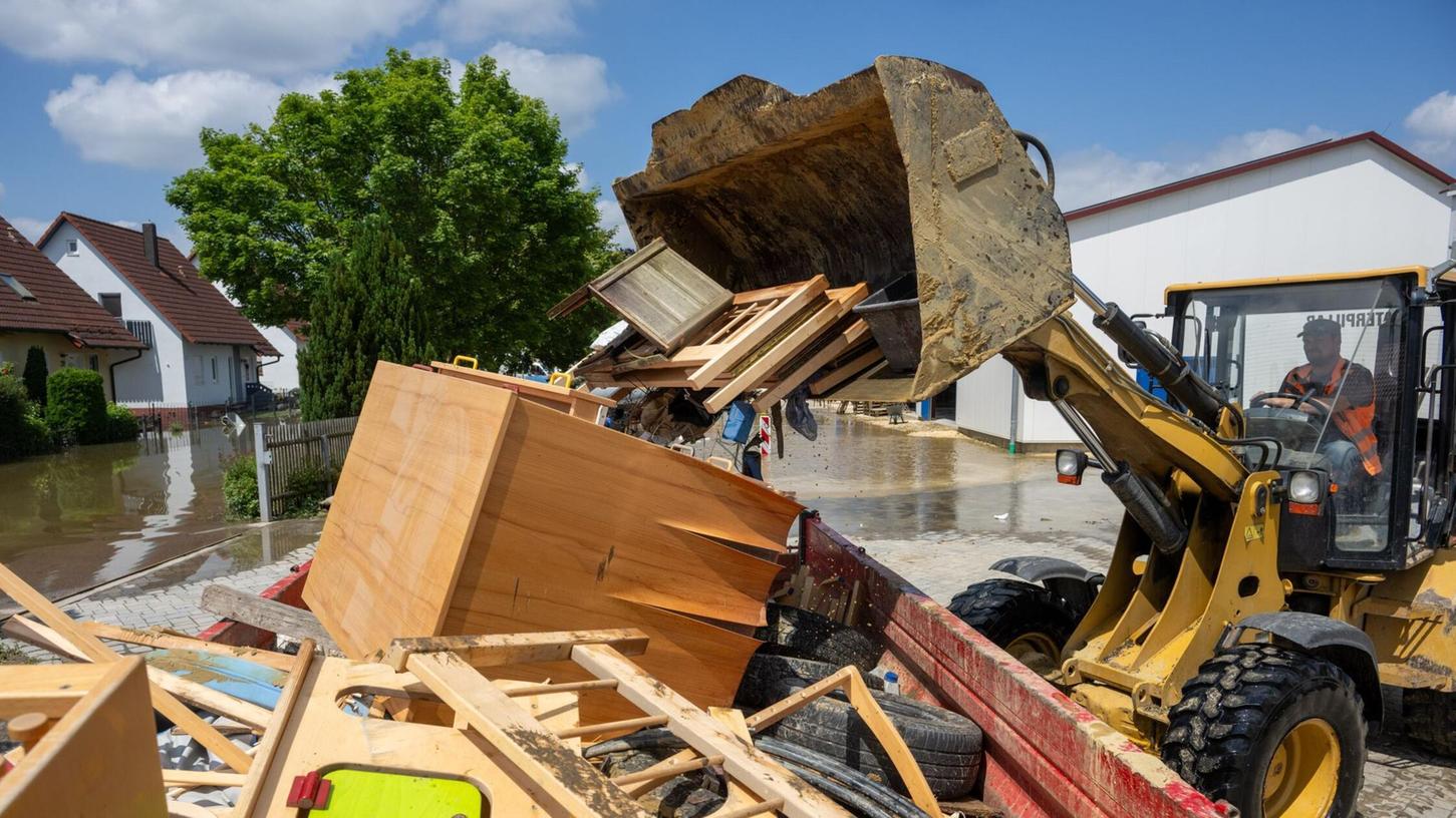 Nach dem Hochwasser Mitte 2024 in Bayern wird Sperrmüll entsorgt. (Archivbild) Nach dem Hochwasser Mitte 2024 in Bayern wird Sperrmüll entsorgt. (Archivbild)