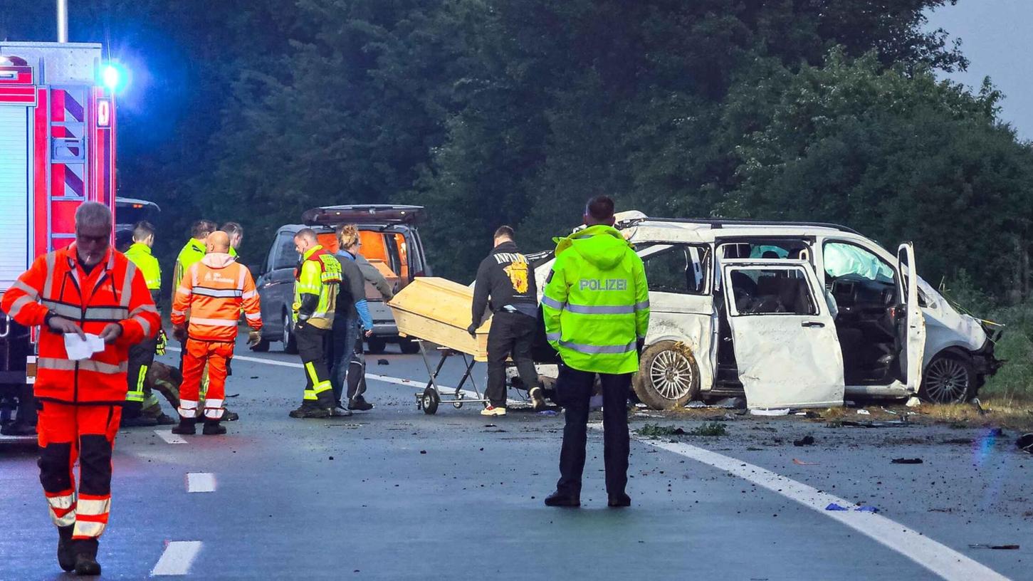 Bei einem Unfall eines Kleinbusses auf der Autobahn 48 bei Koblenz sind in der Nacht drei Menschen tödlich verletzt worden. Bei einem Unfall eines Kleinbusses auf der Autobahn 48 bei Koblenz sind in der Nacht drei Menschen tödlich verletzt worden.
