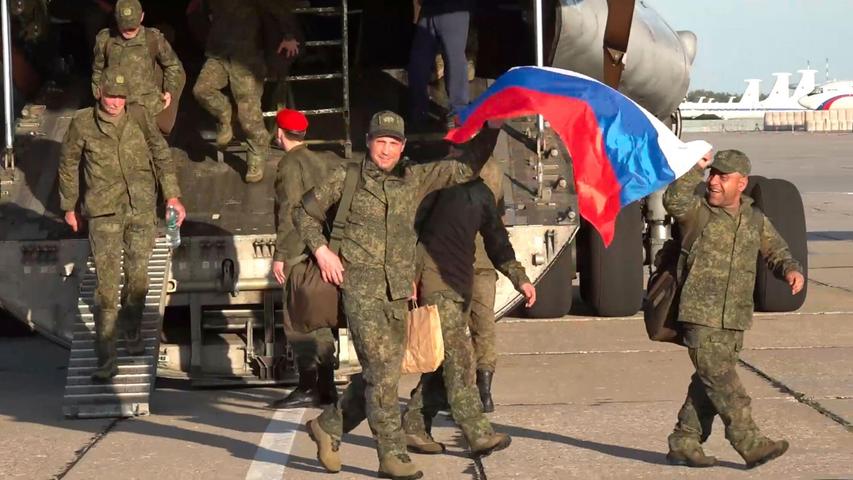 Russland und die Ukraine haben jeweils 1.000 Gefangene freigelassen. Russland und die Ukraine haben jeweils 1.000 Gefangene freigelassen.