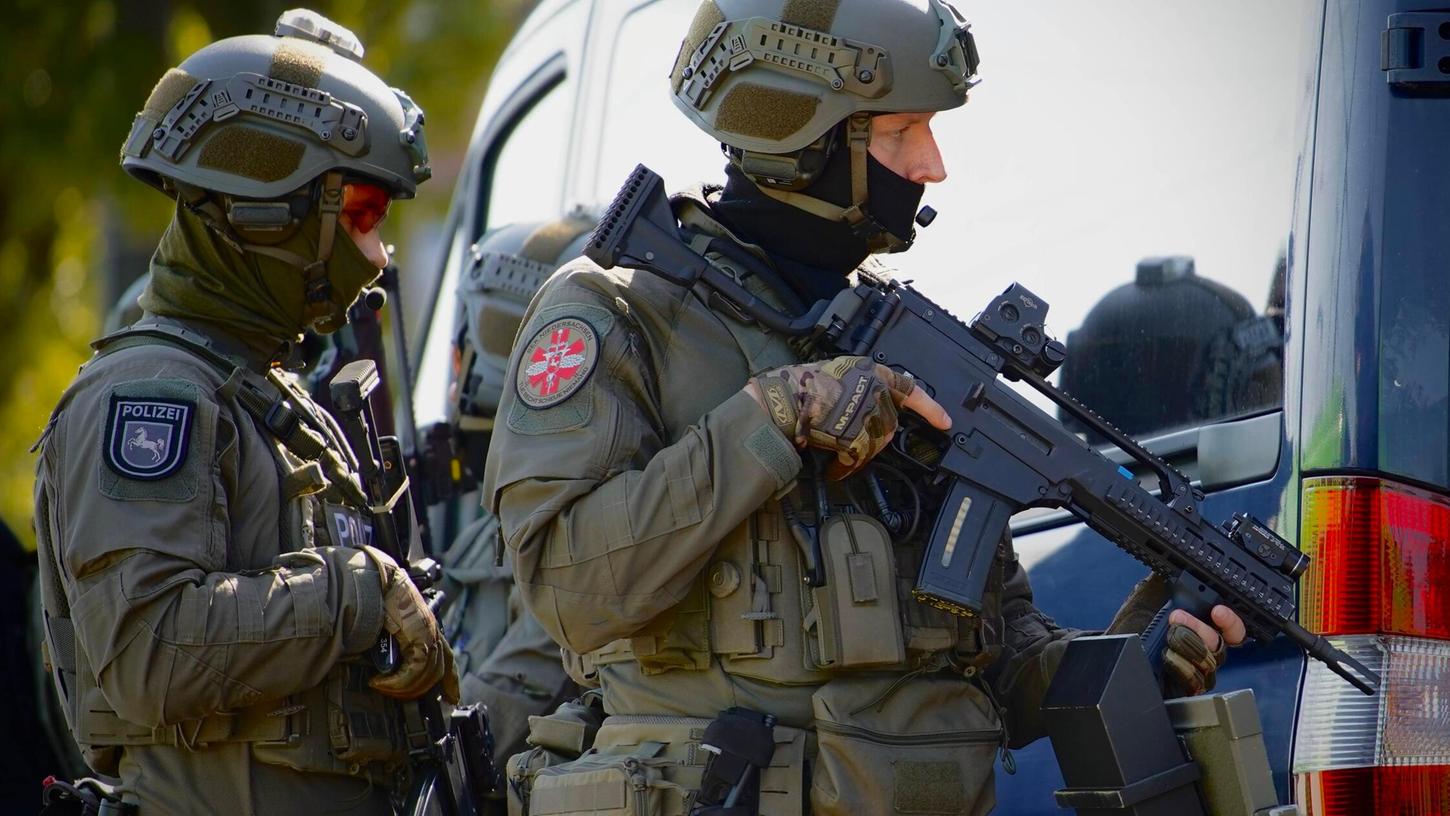 Die Polizei war mit starken Kräften vor Ort. Hierbei wurden die unterfränkischen Beamten auch durch Kollegen aus dem benachbarten Baden-Württemberg unterstützt. (Symbolbild) Die Polizei war mit starken Kräften vor Ort. Hierbei wurden die unterfränkischen Beamten auch durch Kollegen aus dem benachbarten Baden-Württemberg unterstützt. (Symbolbild)
