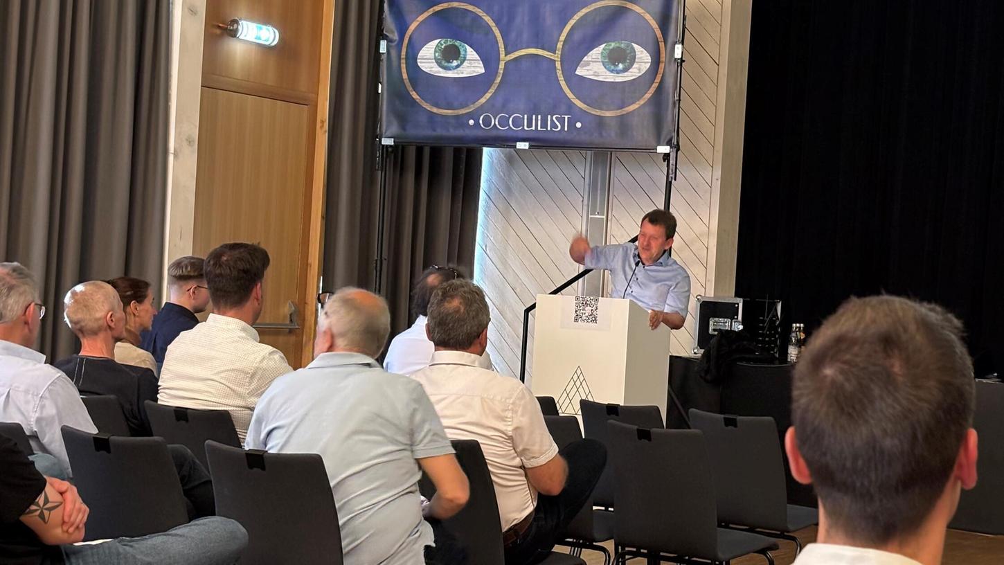 Genauer Blick auf die Wärmeplanung: Markus Brautsch informiert die Bürger in der Kulturhalle. Genauer Blick auf die Wärmeplanung: Markus Brautsch informiert die Bürger in der Kulturhalle.